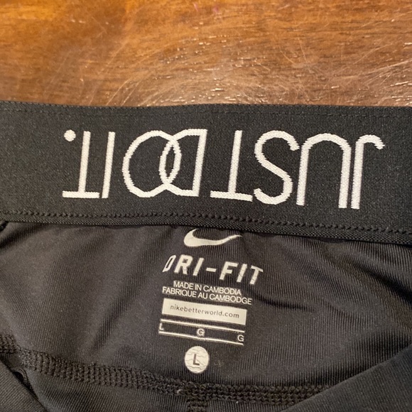 Black cropped Nike leggings in size large - Picture 2 of 2